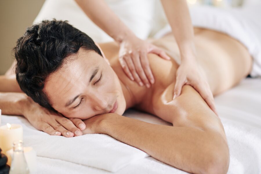 인기 있는 마사지 샵을 어떻게 찾나요